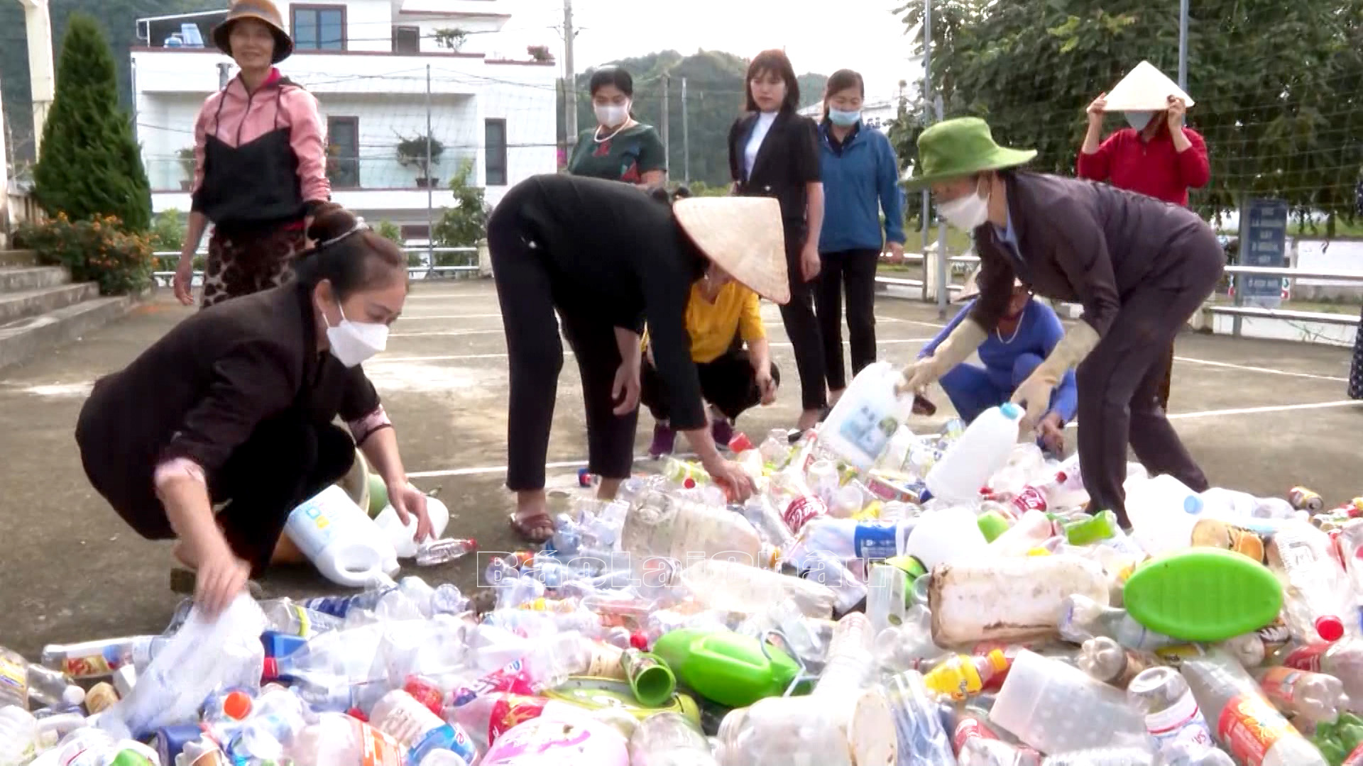 Phong trào “chống rác thải nhựa” đang được các cấp hội phụ nữ thành phố Lai Châu triển khai trở thành việc làm thường xuyên.